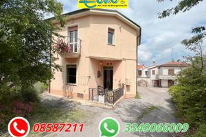 Casa con garage e piccolo uliveto