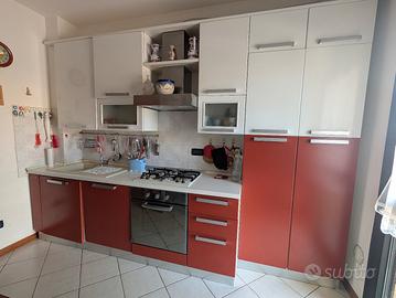 Cucina completa bicolore con elettrodomestici 