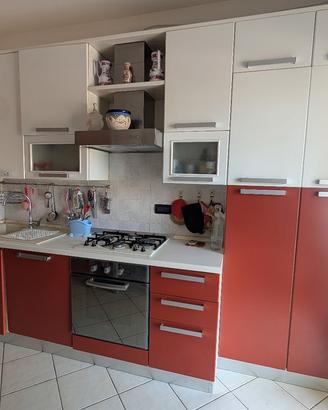 Cucina completa bicolore con elettrodomestici 