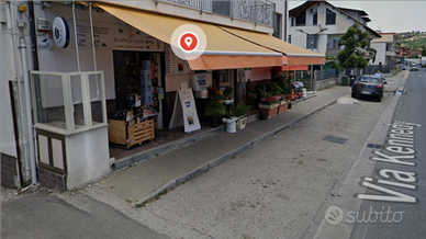 Locale commerciale 50mq + 250mq Area e Deposito