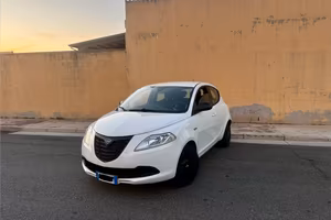 Lancia y 1.2 benzina ok neopatentati