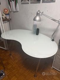 Scrivania con ripiano in vetro assimetrica