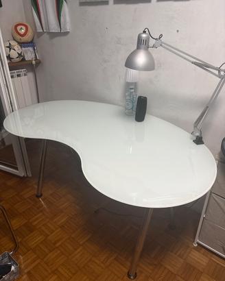 Scrivania con ripiano in vetro assimetrica