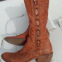 Stivali in Pelle e All Star Alte in Tela 