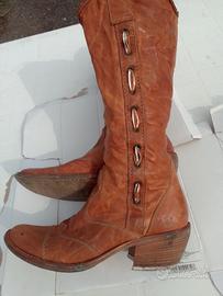 Stivali in Pelle e All Star Alte in Tela 