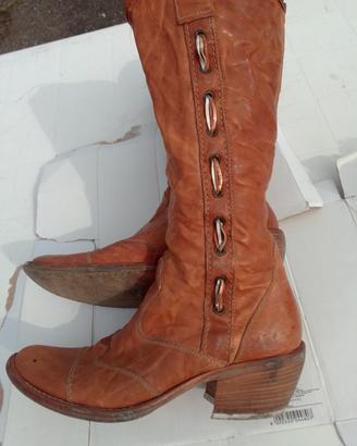 Stivali in Pelle e All Star Alte in Tela 