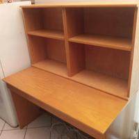 Scrivania con libreria 