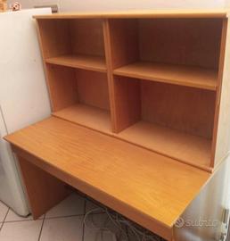Scrivania con libreria 