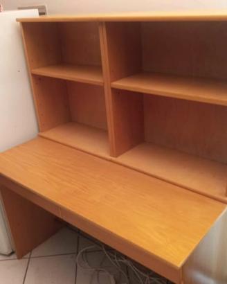 Scrivania con libreria 