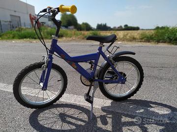 Bicicletta bimbo/a blu con cavalletto