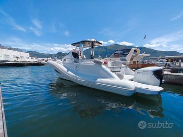 Python c 33, natante fuoribordo