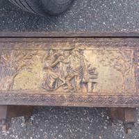 Antico baule rivestito in rame sbalzato