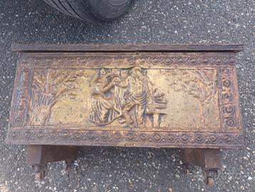 Antico baule rivestito in rame sbalzato