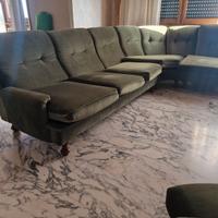 divano verde angolare