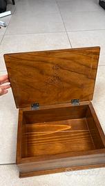 Cassettiera di legno