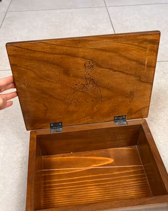 Cassettiera di legno