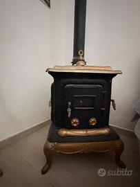 Stufa a legna vintage in ghisa con finiture dorate