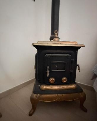 Stufa a legna vintage in ghisa con finiture dorate