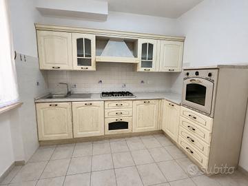 Cucina angolare completa con elettrodomestici