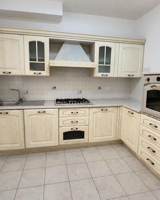 Cucina angolare completa con elettrodomestici