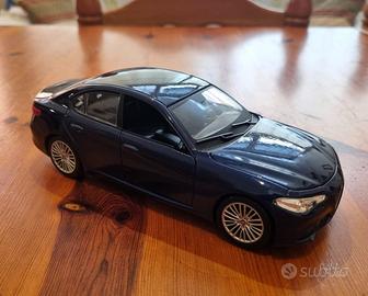 Alfa Romeo Giulia Burago 1/24 Modellino in metallo