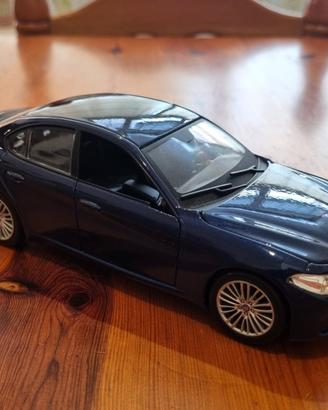 Alfa Romeo Giulia Burago 1/24 Modellino in metallo