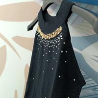 Tubino nero in maglia con dettagli in oro