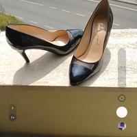 scarpe con tavolo in vernice