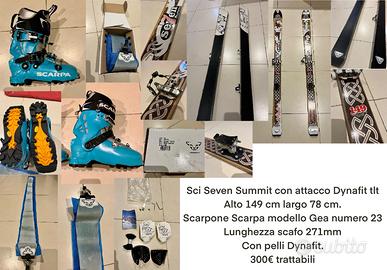 Sci, scarponi e attacco alpinismo con pelli.