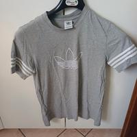 T-shirt adidas
 grigia
Uomo
Taglia M