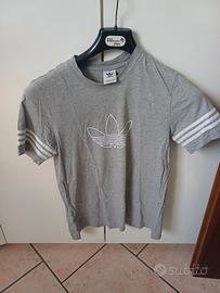 T-shirt adidas
 grigia
Uomo
Taglia M