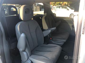 Crysler Voyager 7 posti 2005