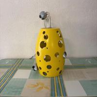 lampada a sospensione gialla formaggio e topi