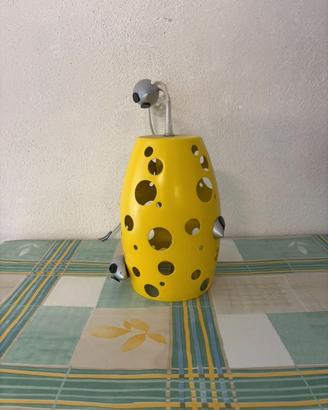 lampada a sospensione gialla formaggio e topi