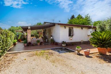 Cave: villa unifamiliare unico livello con portico