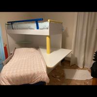 Letto a castello con scrivania per bambini