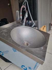 Lavamani in acciaio a ginocchio 