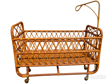 Culla vintage in rattan e vimini con ruote e asta
