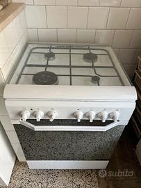 Cucina a gas INDESIT con forno