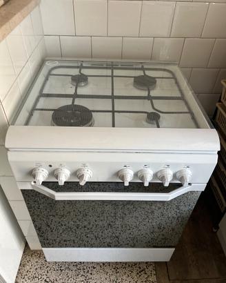 Cucina a gas INDESIT con forno