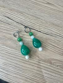 Orecchini con pietre color smeraldo