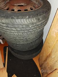 Ruote con cerchioni per Nissan Micra 2005.