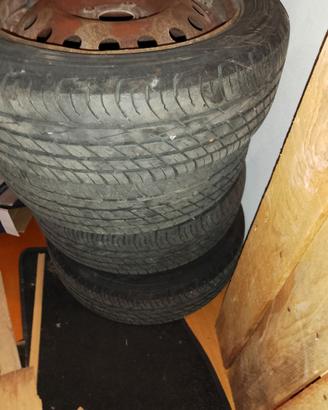 Ruote con cerchioni per Nissan Micra 2005.