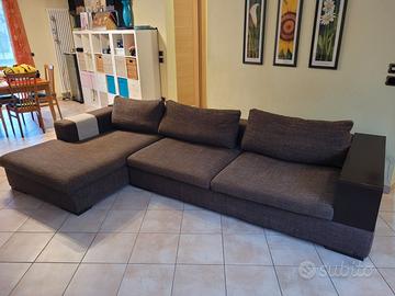 Divano a 4 posti con librerie e chaise longue