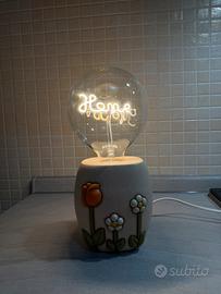 Lampada da tavolo con scritta home e fiori