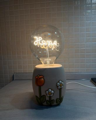 Lampada da tavolo con scritta home e fiori