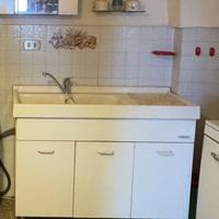 Lavandino di ceramica con i cassetti