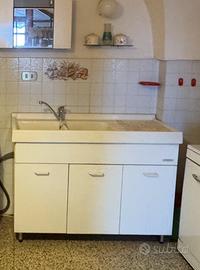 Lavandino di ceramica con i cassetti