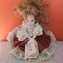 Bambola da collezione di porcellana biscuit Jago