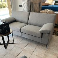 Divano due posti nuovo piede alto ,stretto